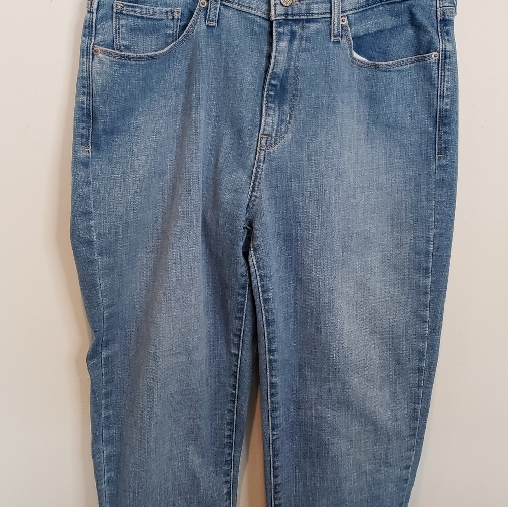 WOMENS Levi Jeans size 6